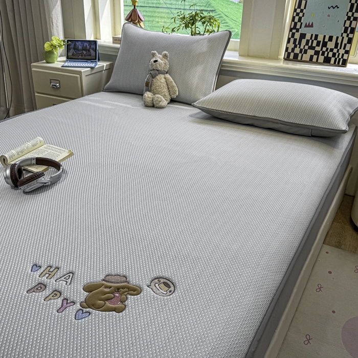 91家纺网 家纺一手货源 找家纺 耐思家纺 2026新款A类复合三明治PE凉感卡通刺绣Happy熊-床笠款 Happy熊-灰色