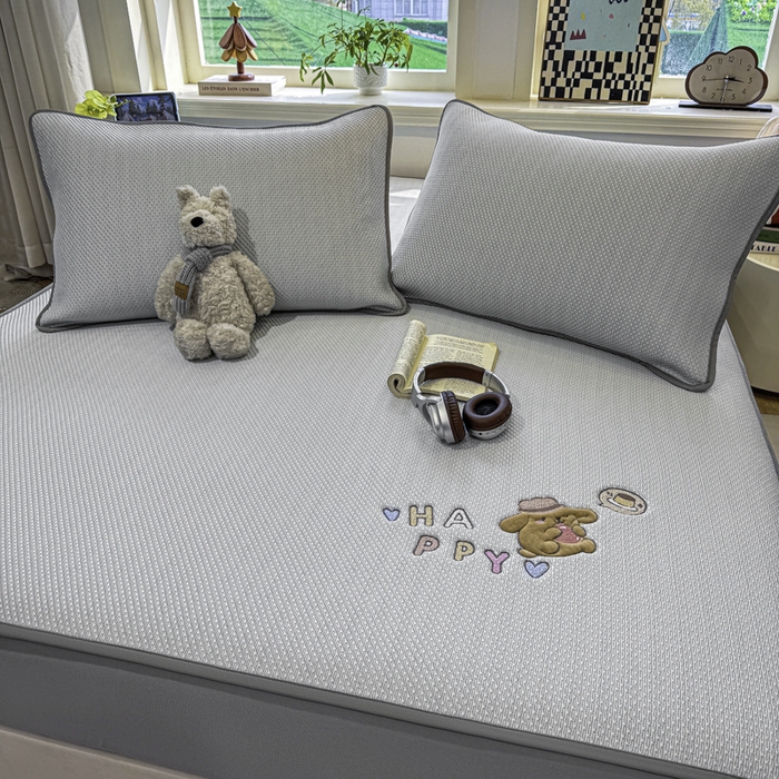 91家纺网 家纺一手货源 找家纺 耐思家纺 2026新款A类复合三明治PE凉感卡通刺绣Happy熊-床笠款 Happy熊-灰色