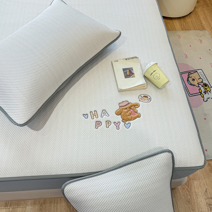 91家纺网 家纺一手货源 找家纺 耐思家纺 2026新款A类复合三明治PE凉感卡通刺绣Happy熊-床笠款 Happy熊-米色