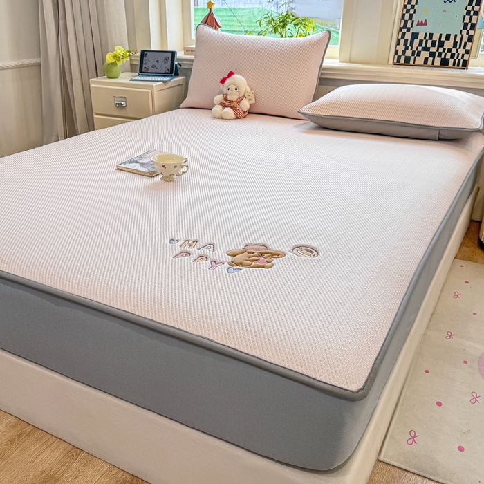 91家纺网 家纺一手货源 找家纺 耐思家纺 2026新款A类复合三明治PE凉感卡通刺绣Happy熊-床笠款 Happy熊-粉色