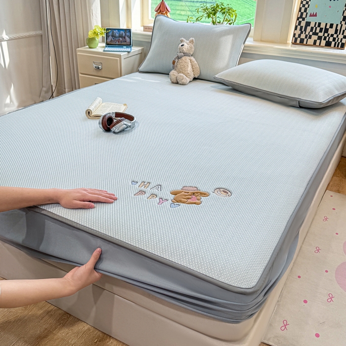 91家纺网 家纺一手货源 找家纺 耐思家纺 2026新款A类复合三明治PE凉感卡通刺绣Happy熊-床笠款 Happy熊-蓝色