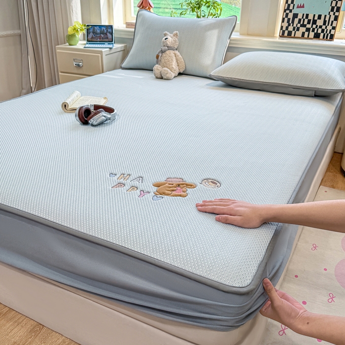 91家纺网 家纺一手货源 找家纺 耐思家纺 2026新款A类复合三明治PE凉感卡通刺绣Happy熊-床笠款 Happy熊-蓝色