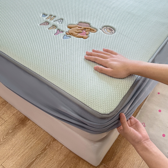 91家纺网 家纺一手货源 找家纺 耐思家纺 2026新款A类复合三明治PE凉感卡通刺绣Happy熊-床笠款 Happy熊-绿色