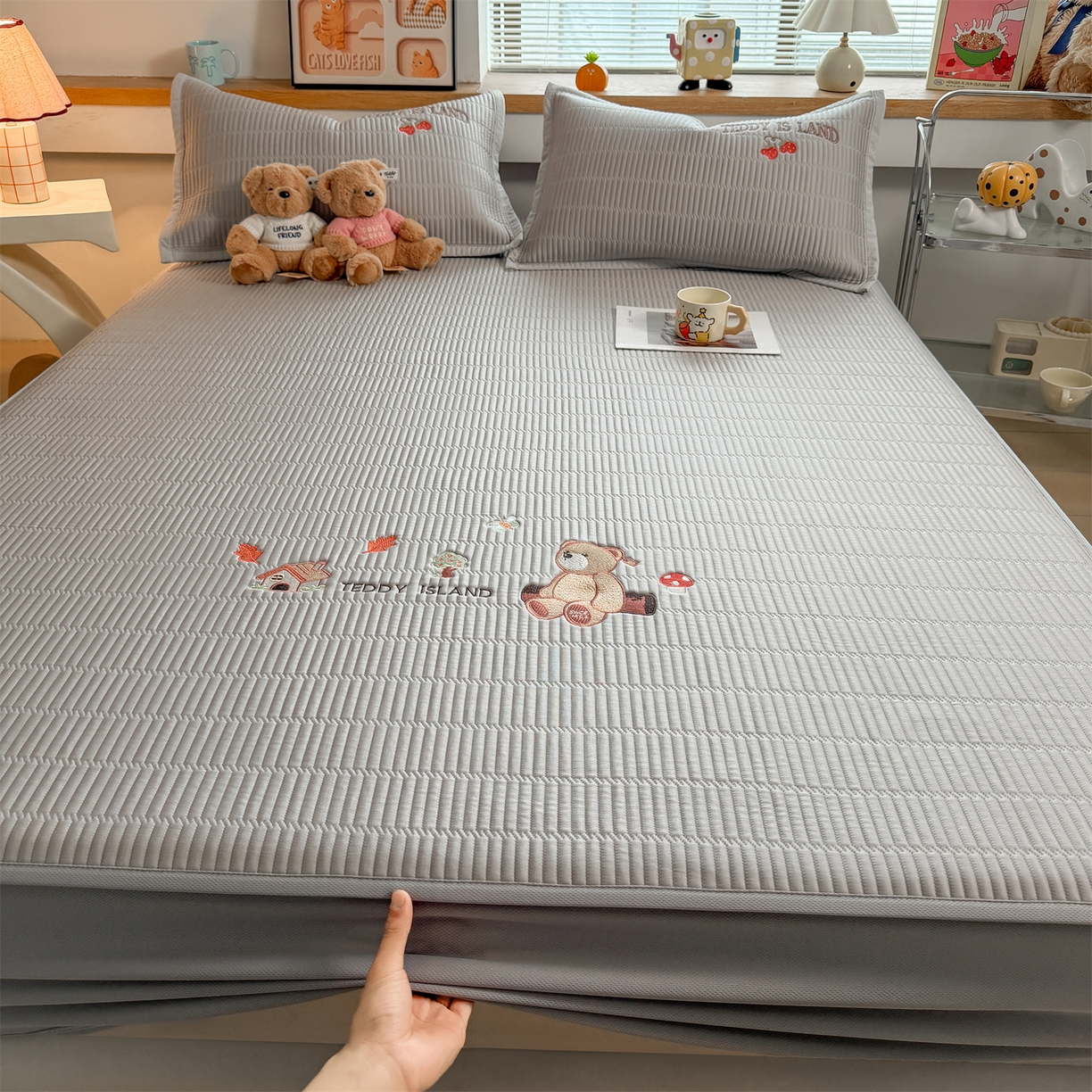 91家纺网 家纺一手货源 找家纺 耐思家纺 2026新款A类高端刺绣pe乙纶冰豆豆席爱兰系列正版授权（提供买家秀）床笠款 蓝屿泰迪-灰