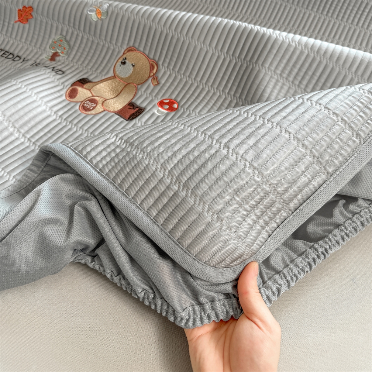 91家纺网 家纺一手货源 找家纺 耐思家纺 2026新款A类高端刺绣pe乙纶冰豆豆席爱兰系列正版授权（提供买家秀）床笠款 蓝屿泰迪-灰