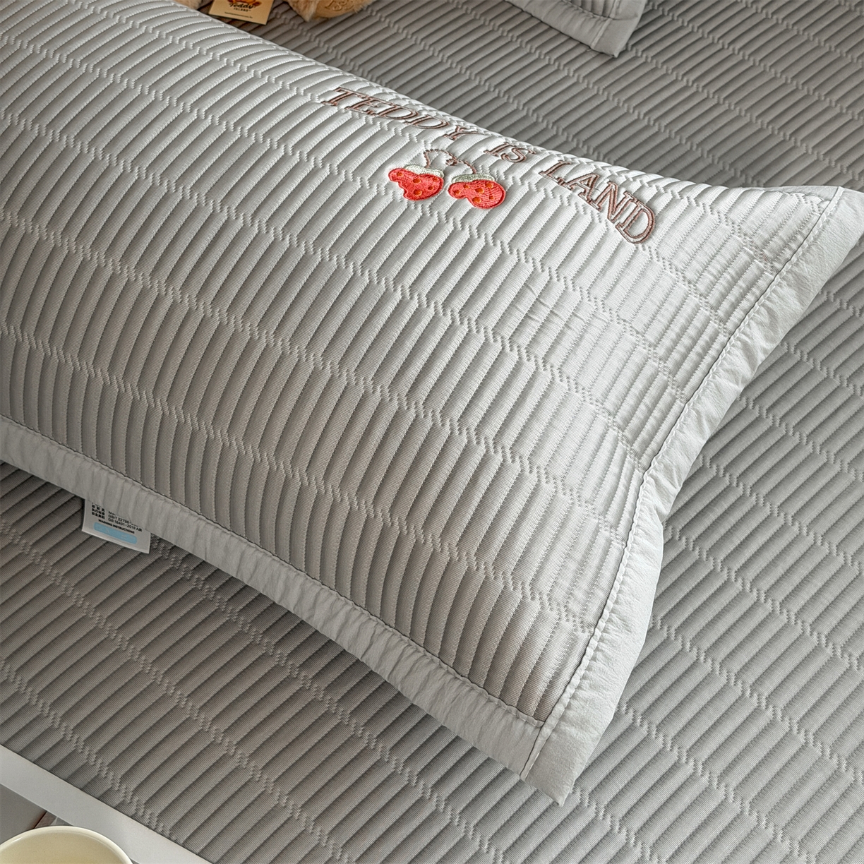 91家纺网 家纺一手货源 找家纺 耐思家纺 2026新款A类高端刺绣pe乙纶冰豆豆席爱兰系列正版授权（提供买家秀）床笠款 蓝屿泰迪-灰