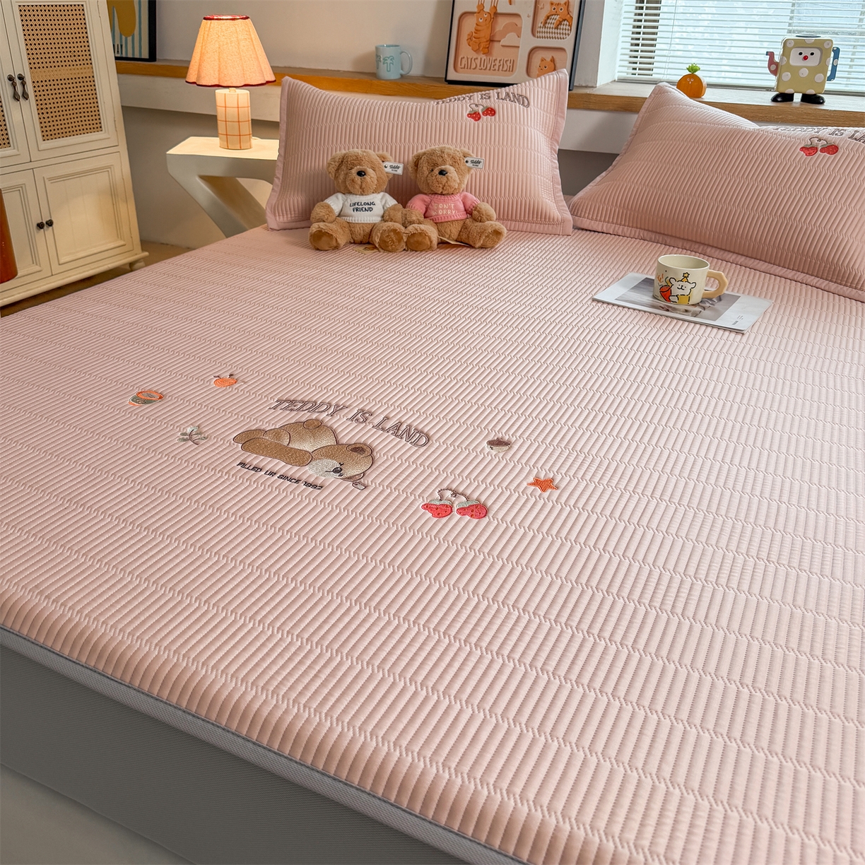 91家纺网 家纺一手货源 找家纺 耐思家纺 2026新款A类高端刺绣pe乙纶冰豆豆席爱兰系列正版授权（提供买家秀）床笠款 粉莓熊眠-粉