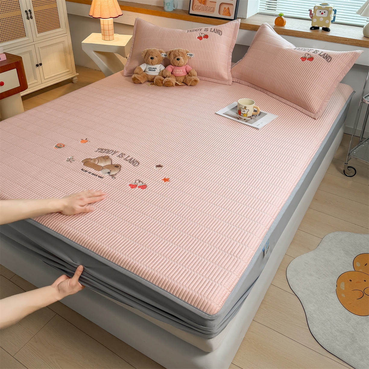 91家纺网 家纺一手货源 找家纺 耐思家纺 2026新款A类高端刺绣pe乙纶冰豆豆席爱兰系列正版授权（提供买家秀）床笠款 粉莓熊眠-粉