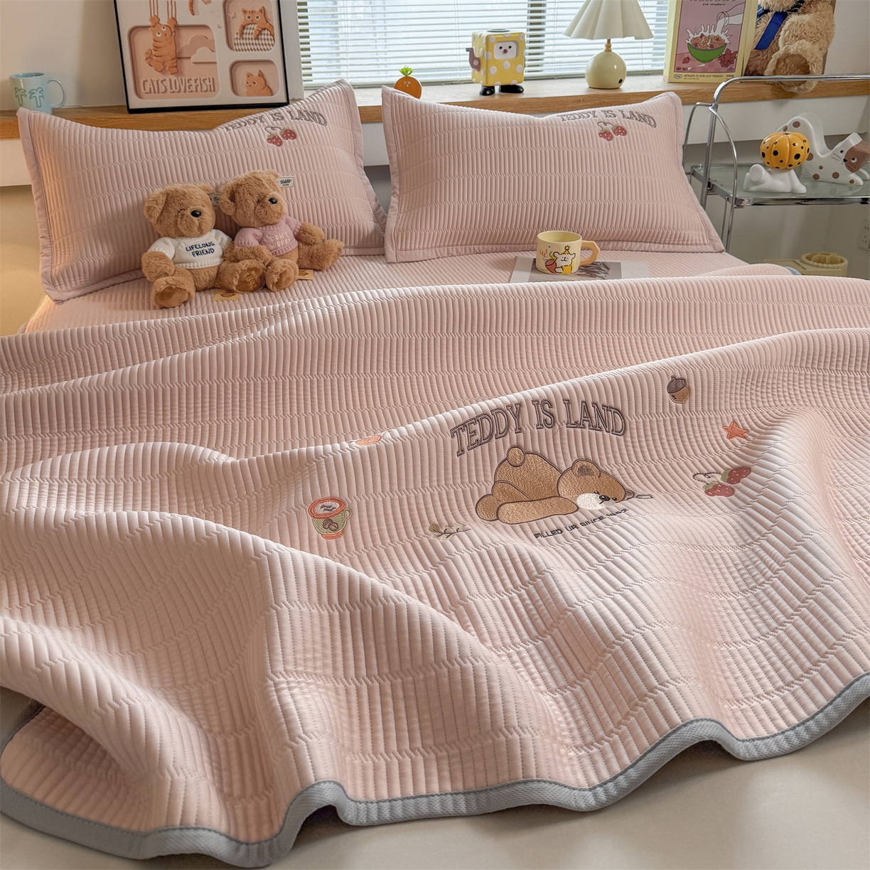 91家纺网 家纺一手货源 找家纺 耐思家纺 2026新款A类高端刺绣pe乙纶冰豆豆席爱兰系列正版授权（提供买家秀）床笠款 粉莓熊眠-粉