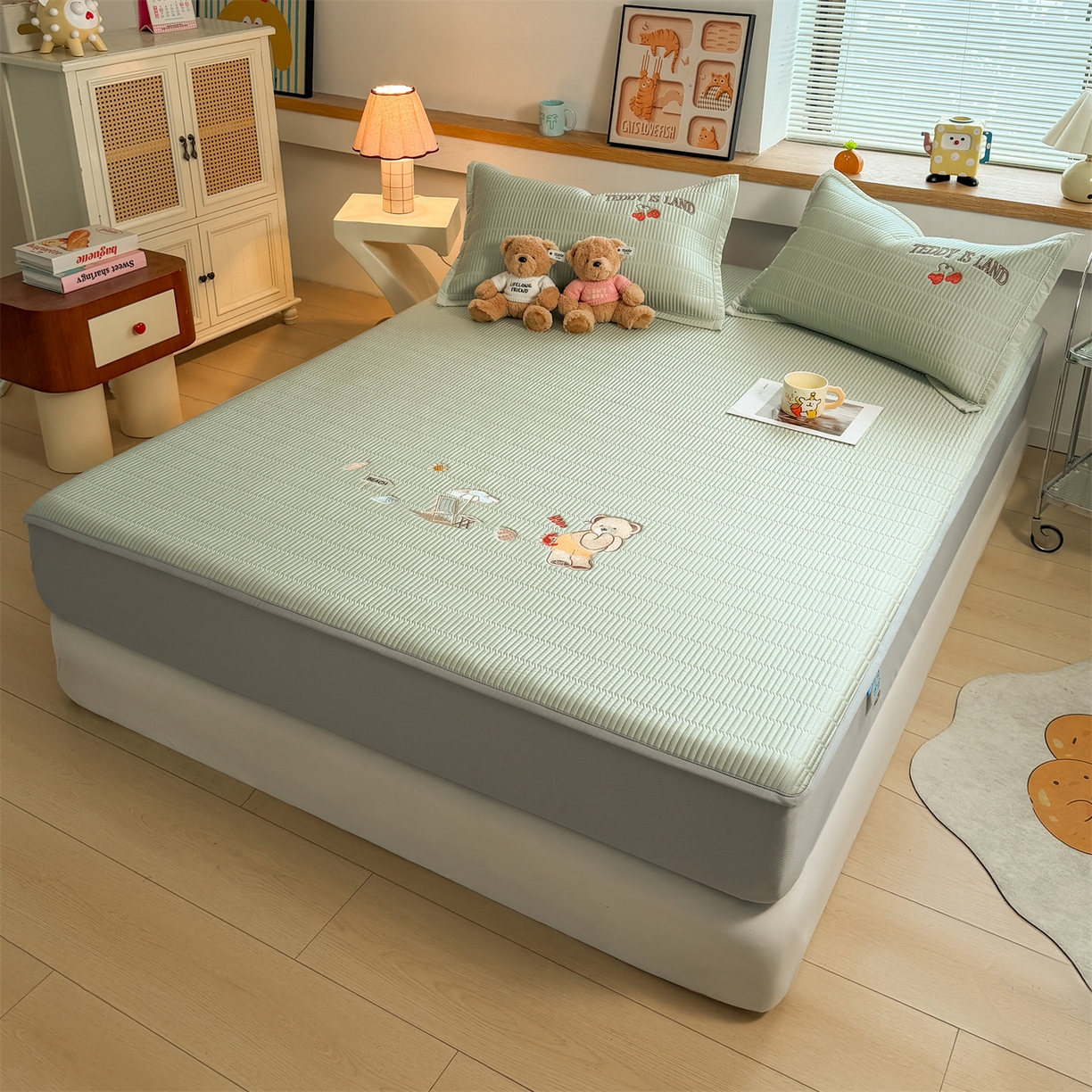 91家纺网 家纺一手货源 找家纺 耐思家纺 2026新款A类高端刺绣pe乙纶冰豆豆席爱兰系列正版授权（提供买家秀）床笠款 青屿熊语-绿