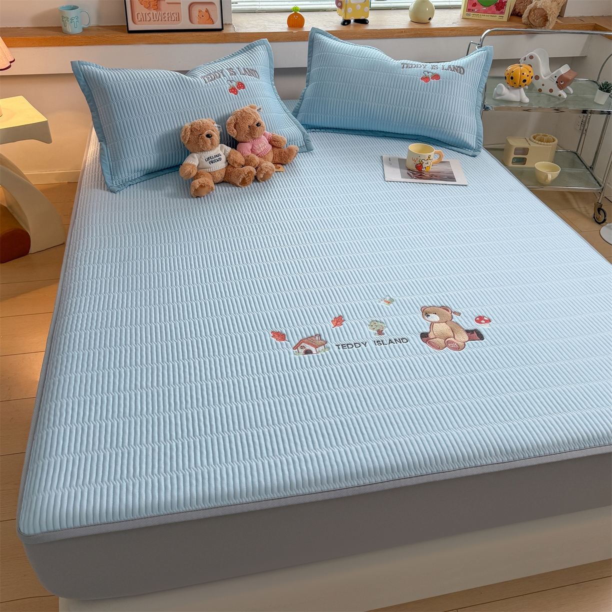 91家纺网 家纺一手货源 找家纺 耐思家纺 2026新款A类高端刺绣pe乙纶冰豆豆席爱兰系列正版授权（提供买家秀）床笠款 蓝屿泰迪-蓝