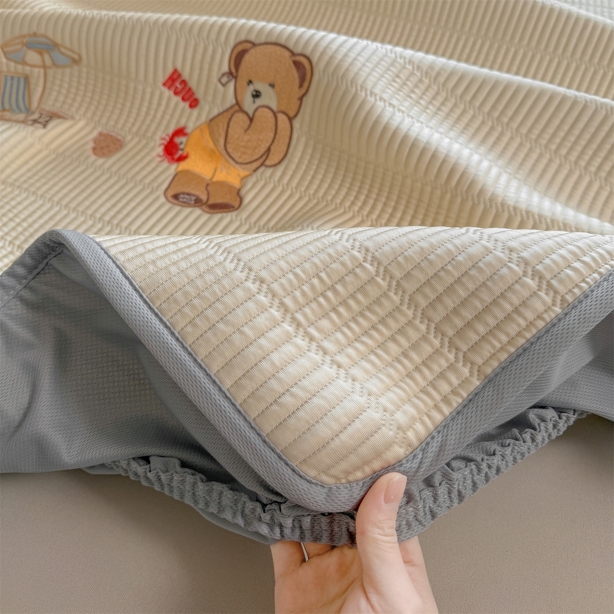 91家纺网 家纺一手货源 找家纺 耐思家纺 2026新款A类高端刺绣pe乙纶冰豆豆席爱兰系列正版授权（提供买家秀）床笠款 青屿熊语-米白