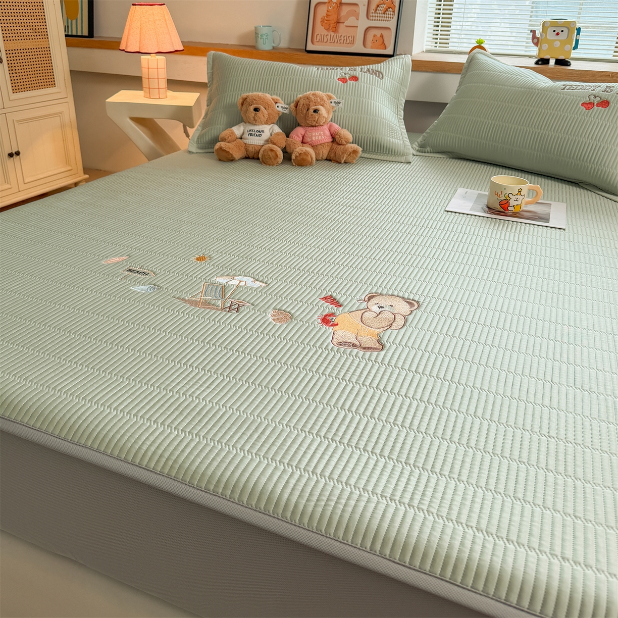 91家纺网 家纺一手货源 找家纺 耐思家纺 2026新款A类高端刺绣pe乙纶冰豆豆席爱兰系列正版授权（提供买家秀）床笠款 青屿熊语-绿