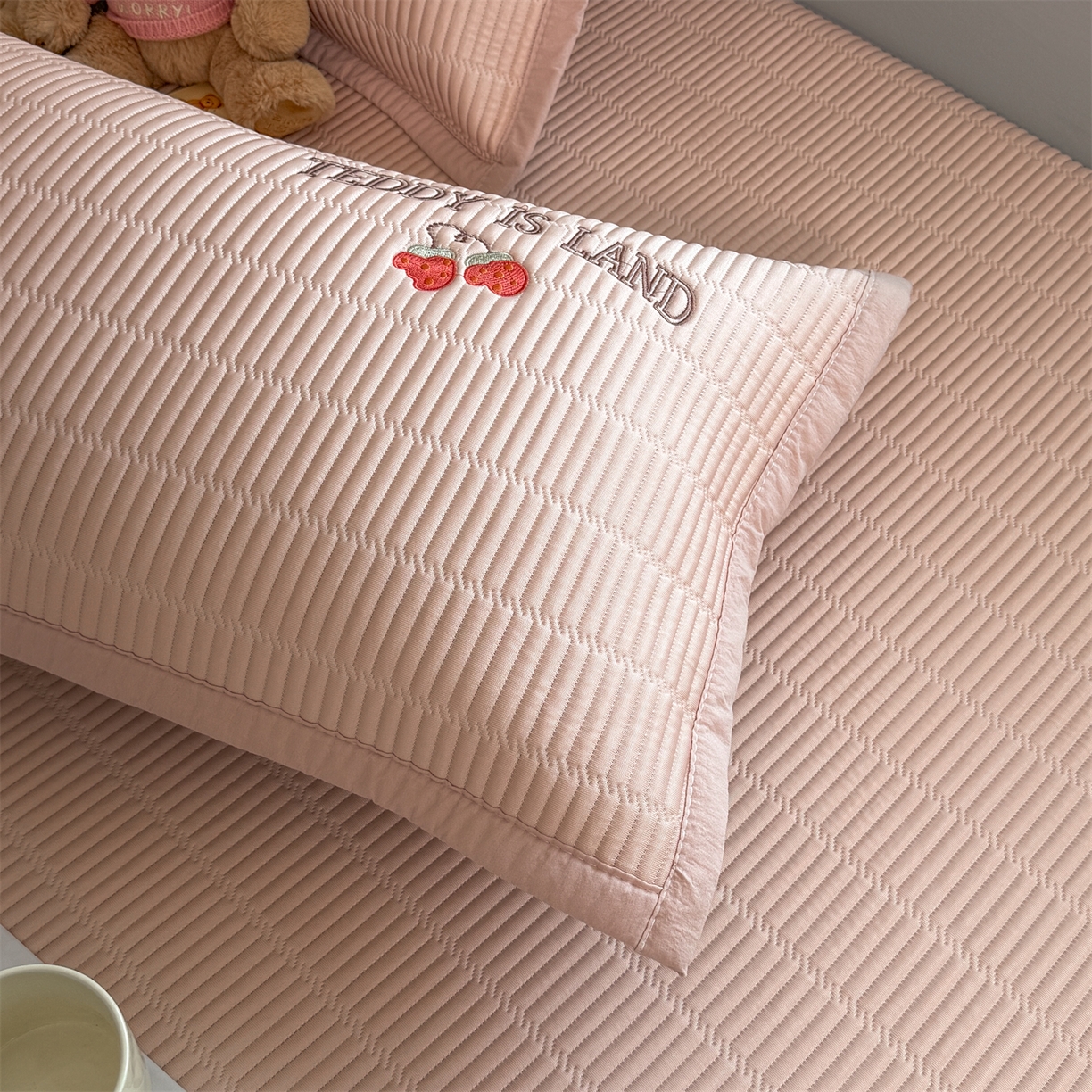 91家纺网 家纺一手货源 找家纺 耐思家纺 2026新款A类高端刺绣pe乙纶冰豆豆席爱兰系列正版授权（提供买家秀）床笠款 粉莓熊眠-粉