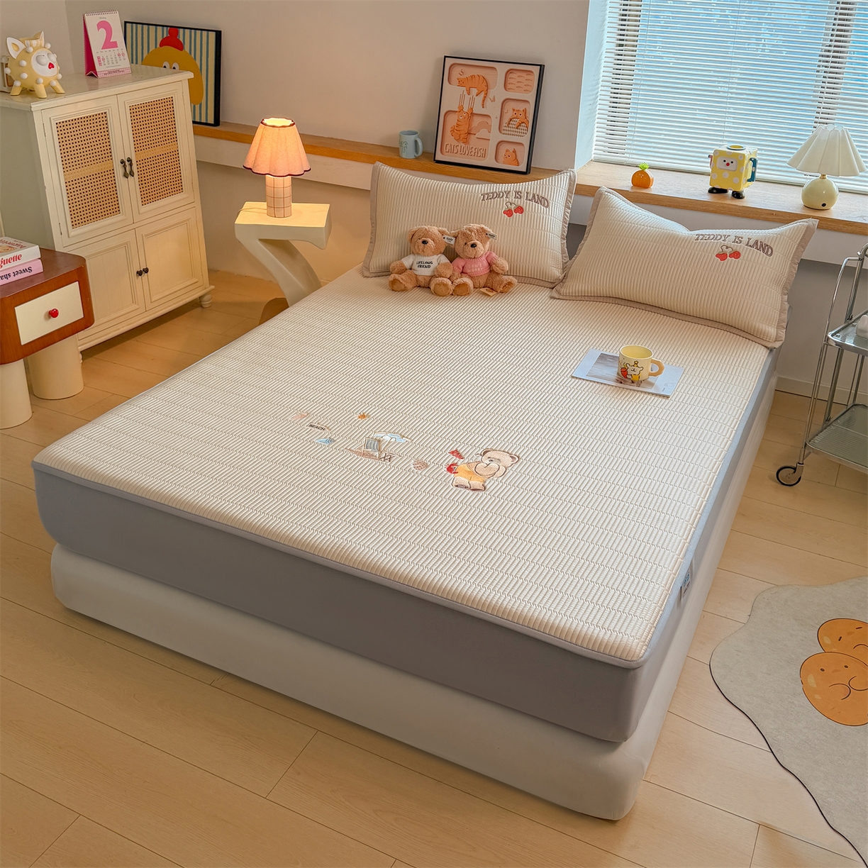 91家纺网 家纺一手货源 找家纺 耐思家纺 2026新款A类高端刺绣pe乙纶冰豆豆席爱兰系列正版授权（提供买家秀）床笠款 青屿熊语-米白