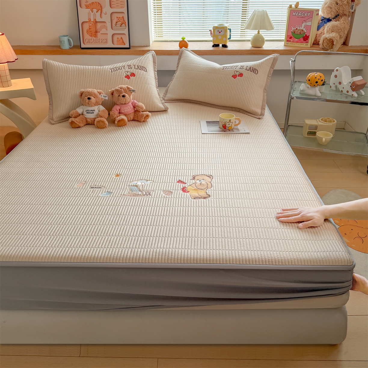 91家纺网 家纺一手货源 找家纺 耐思家纺 2026新款A类高端刺绣pe乙纶冰豆豆席爱兰系列正版授权（提供买家秀）床笠款 青屿熊语-米白