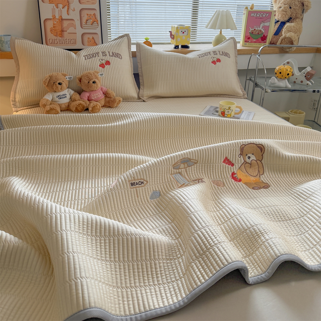 91家纺网 家纺一手货源 找家纺 耐思家纺 2026新款A类高端刺绣pe乙纶冰豆豆席爱兰系列正版授权（提供买家秀）床笠款 青屿熊语-米白