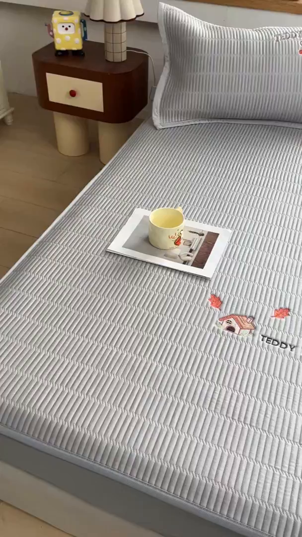 91家纺网 家纺一手货源 找家纺 （总）耐思家纺 2026新款A类高端刺绣pe乙纶冰豆豆席爱兰系列正版授权（提供买家秀）床笠款