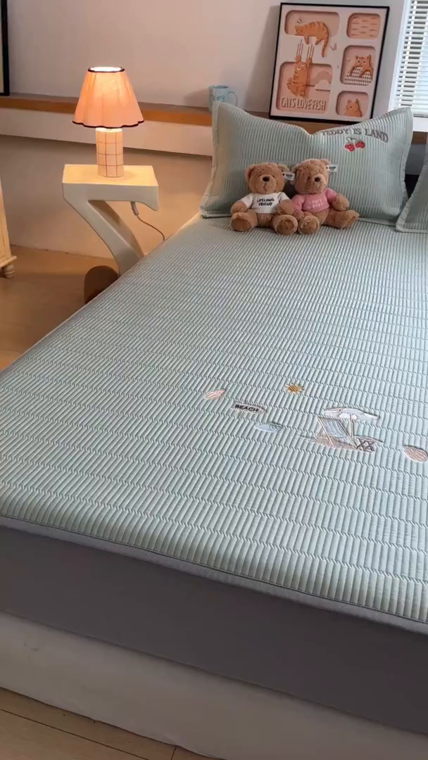 91家纺网 家纺一手货源 找家纺 耐思家纺 2026新款A类高端刺绣pe乙纶冰豆豆席爱兰系列正版授权（提供买家秀）床笠款 青屿熊语-绿