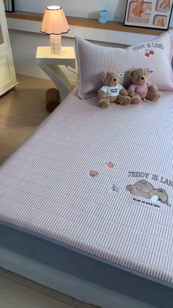 91家纺网 家纺一手货源 找家纺 耐思家纺 2026新款A类高端刺绣pe乙纶冰豆豆席爱兰系列正版授权（提供买家秀）床笠款 粉莓熊眠-粉