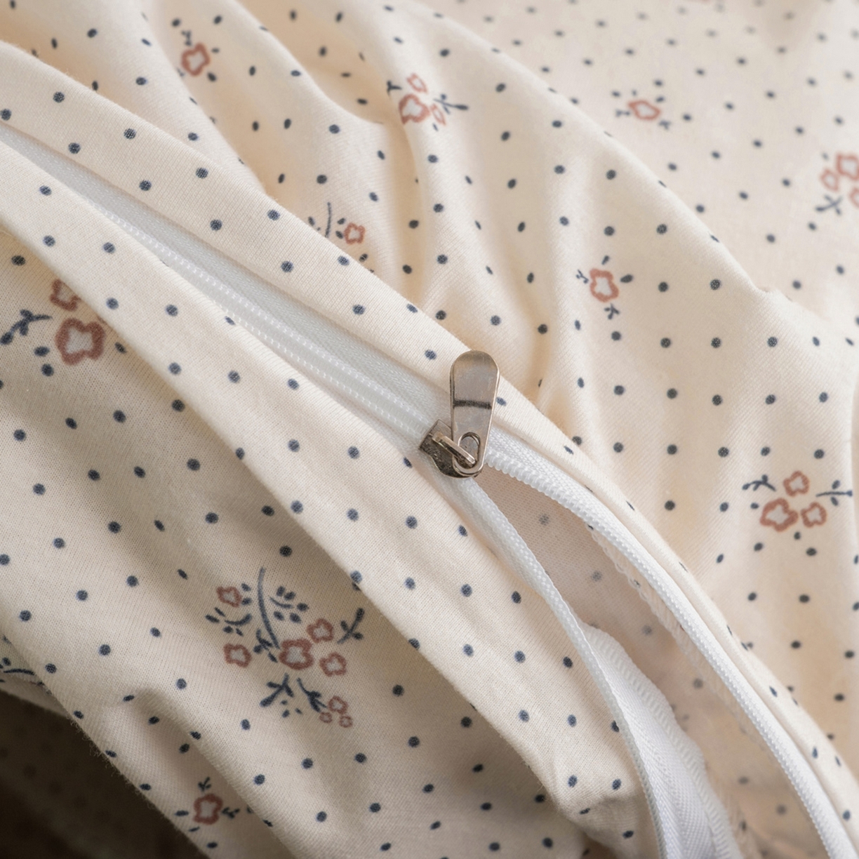 91家纺网 家纺一手货源 找家纺 梦可莱家居 2026春夏新款全棉纯棉针织棉印花小清新可爱Ins风四件套 波点红花