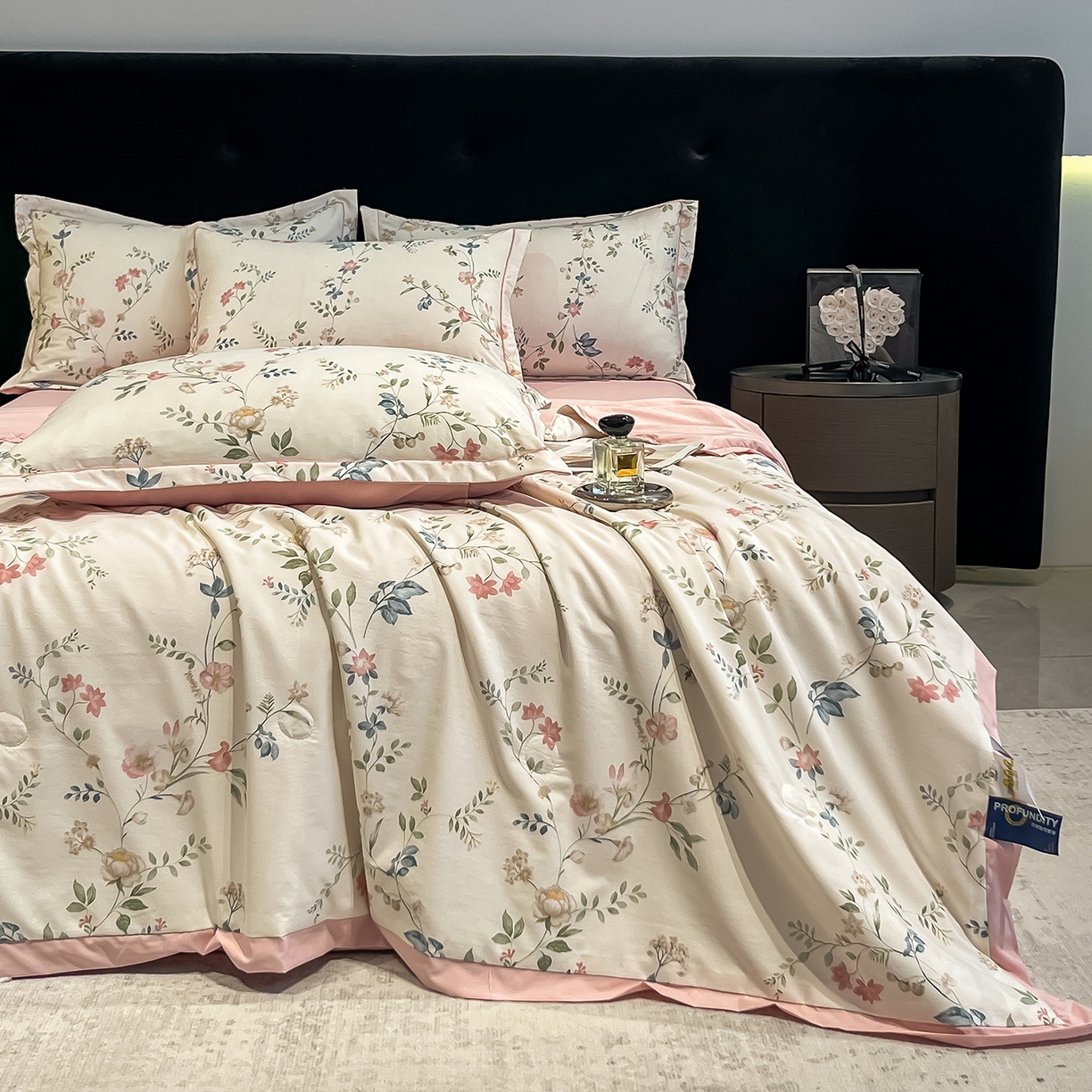 91家纺网 家纺一手货源 找家纺 金梦拉家纺 2026新款凉感天丝竹节纱大宽边一字绣夏被空调被夏凉被四件套 青瑶粉