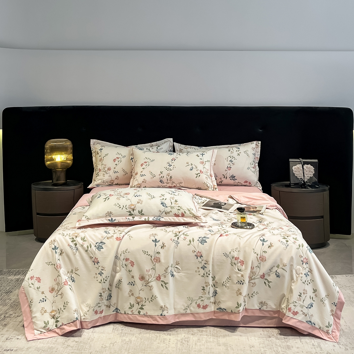 91家纺网 家纺一手货源 找家纺 金梦拉家纺 2026新款凉感天丝竹节纱大宽边一字绣夏被空调被夏凉被四件套 青瑶粉