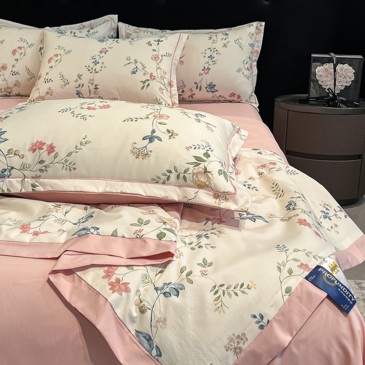 91家纺网 家纺一手货源 找家纺 金梦拉家纺 2026新款凉感天丝竹节纱大宽边一字绣夏被空调被夏凉被四件套 青瑶粉