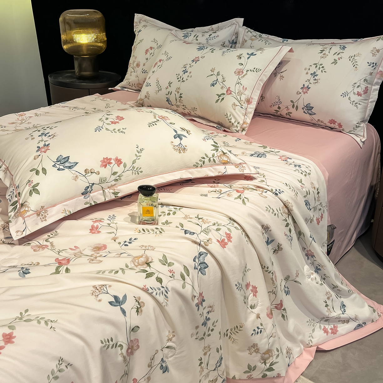 91家纺网 家纺一手货源 找家纺 金梦拉家纺 2026新款凉感天丝竹节纱大宽边一字绣夏被空调被夏凉被四件套 青瑶粉