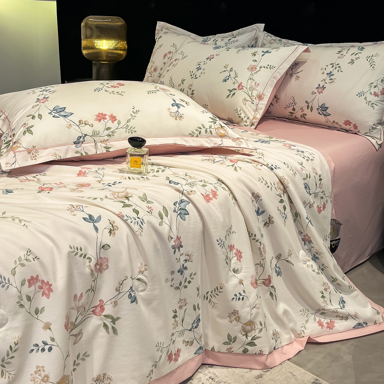 91家纺网 家纺一手货源 找家纺 金梦拉家纺 2026新款凉感天丝竹节纱大宽边一字绣夏被空调被夏凉被四件套 青瑶粉