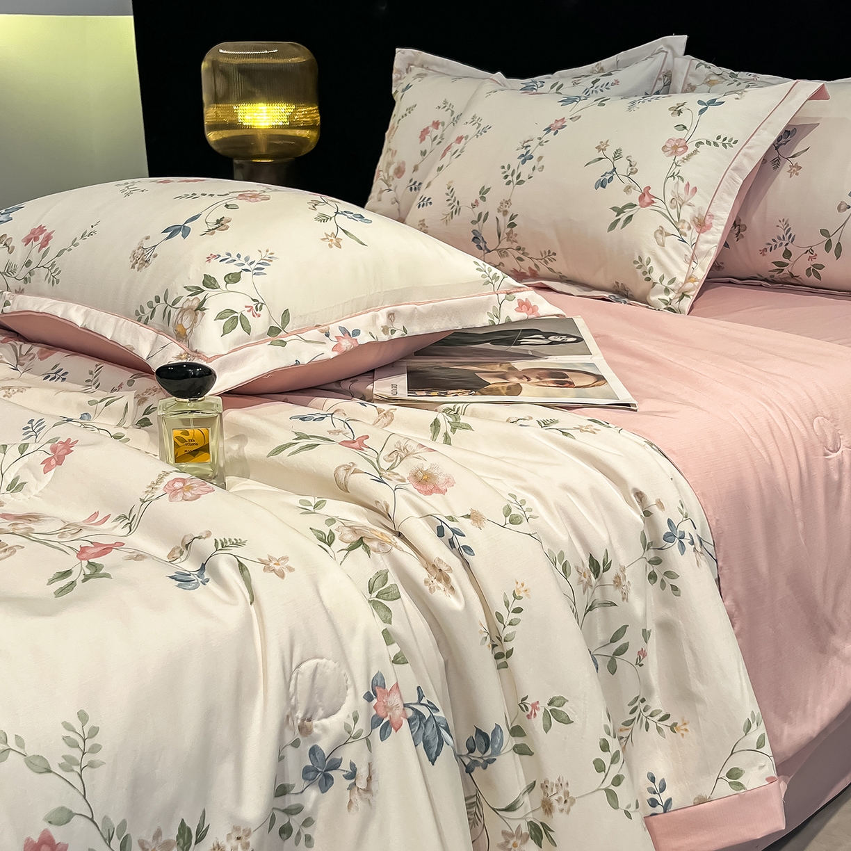 91家纺网 家纺一手货源 找家纺 金梦拉家纺 2026新款凉感天丝竹节纱大宽边一字绣夏被空调被夏凉被四件套 青瑶粉