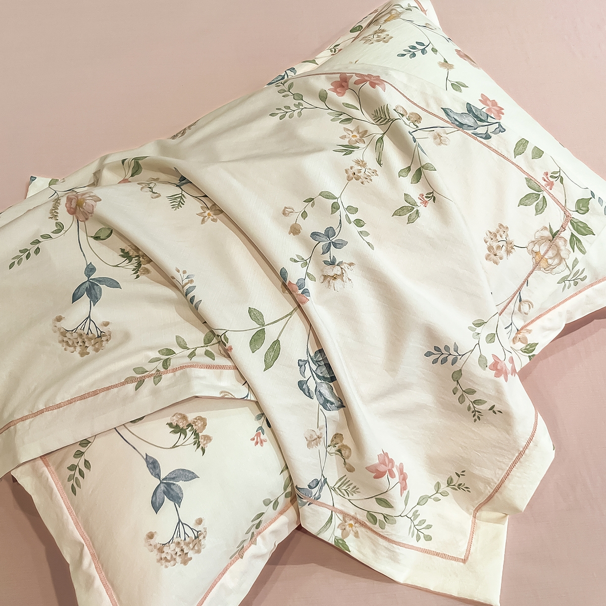 91家纺网 家纺一手货源 找家纺 金梦拉家纺 2026新款凉感天丝竹节纱大宽边一字绣夏被空调被夏凉被四件套 青瑶粉