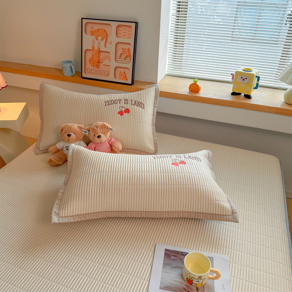 91家纺网 家纺一手货源 找家纺 耐思家纺 2026新款A类高端刺绣pe乙纶冰豆豆席爱兰系列正版授权（提供买家秀）床笠款 青屿熊语-米白