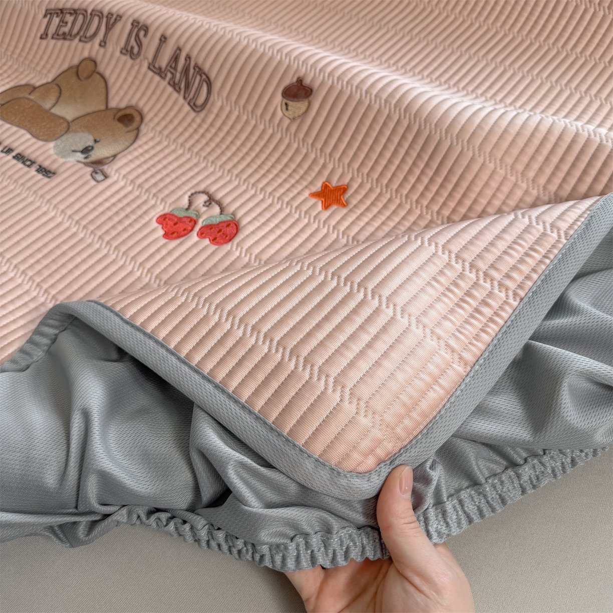 91家纺网 家纺一手货源 找家纺 耐思家纺 2026新款A类高端刺绣pe乙纶冰豆豆席爱兰系列正版授权（提供买家秀）床笠款 粉莓熊眠-粉