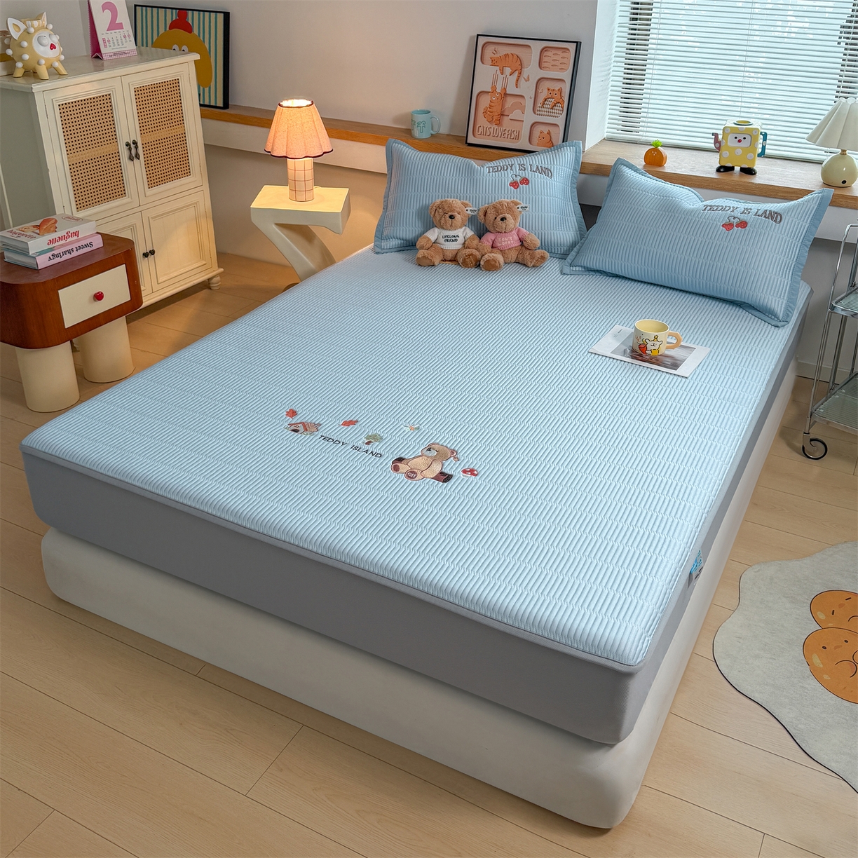 91家纺网 家纺一手货源 找家纺 耐思家纺 2026新款A类高端刺绣pe乙纶冰豆豆席爱兰系列正版授权（提供买家秀）床笠款 蓝屿泰迪-蓝