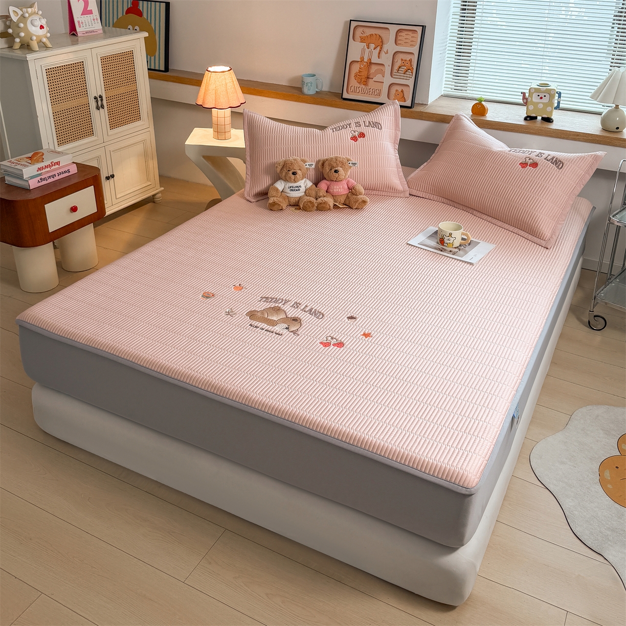 91家纺网 家纺一手货源 找家纺 耐思家纺 2026新款A类高端刺绣pe乙纶冰豆豆席爱兰系列正版授权（提供买家秀）床笠款 粉莓熊眠-粉