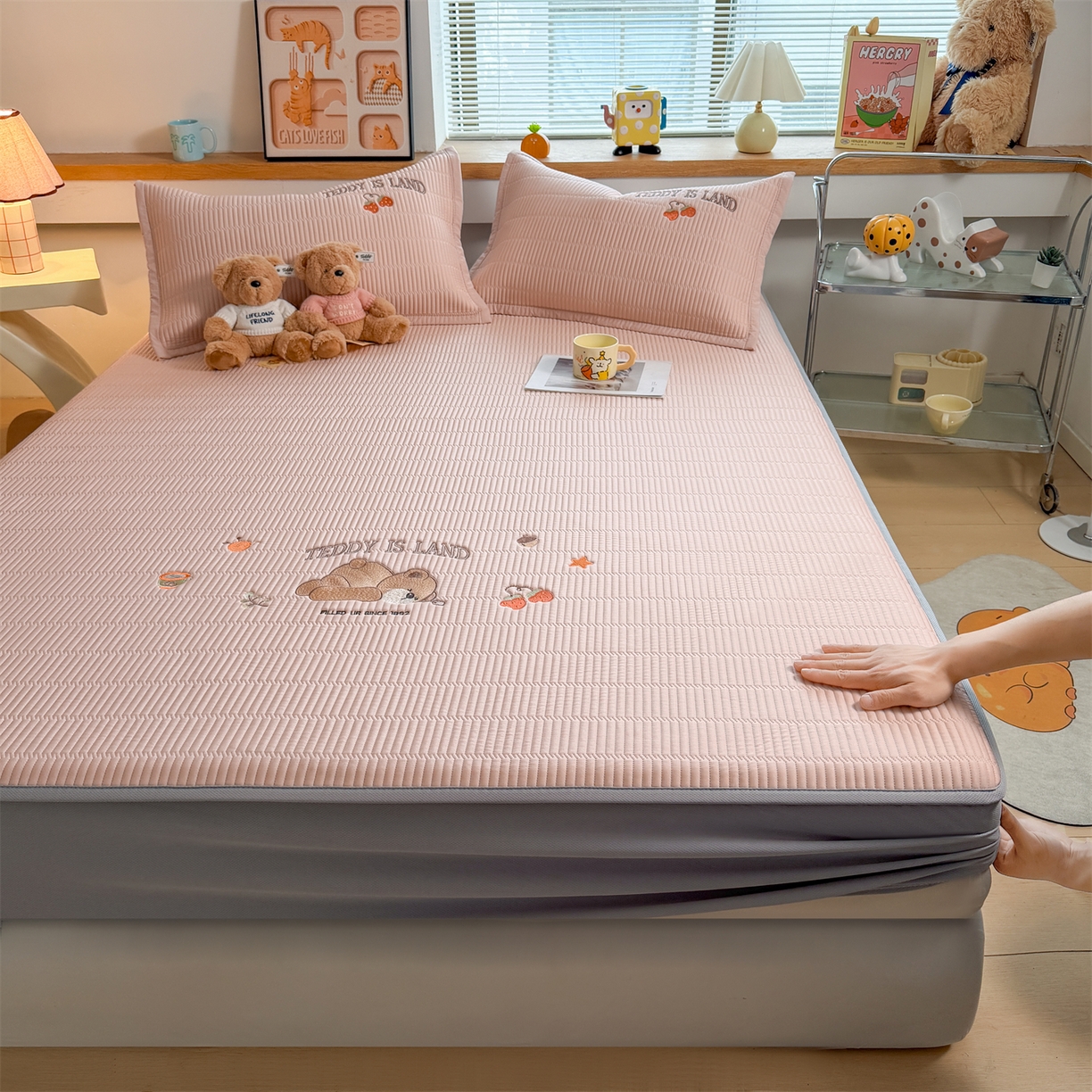 91家纺网 家纺一手货源 找家纺 耐思家纺 2026新款A类高端刺绣pe乙纶冰豆豆席爱兰系列正版授权（提供买家秀）床笠款 粉莓熊眠-粉