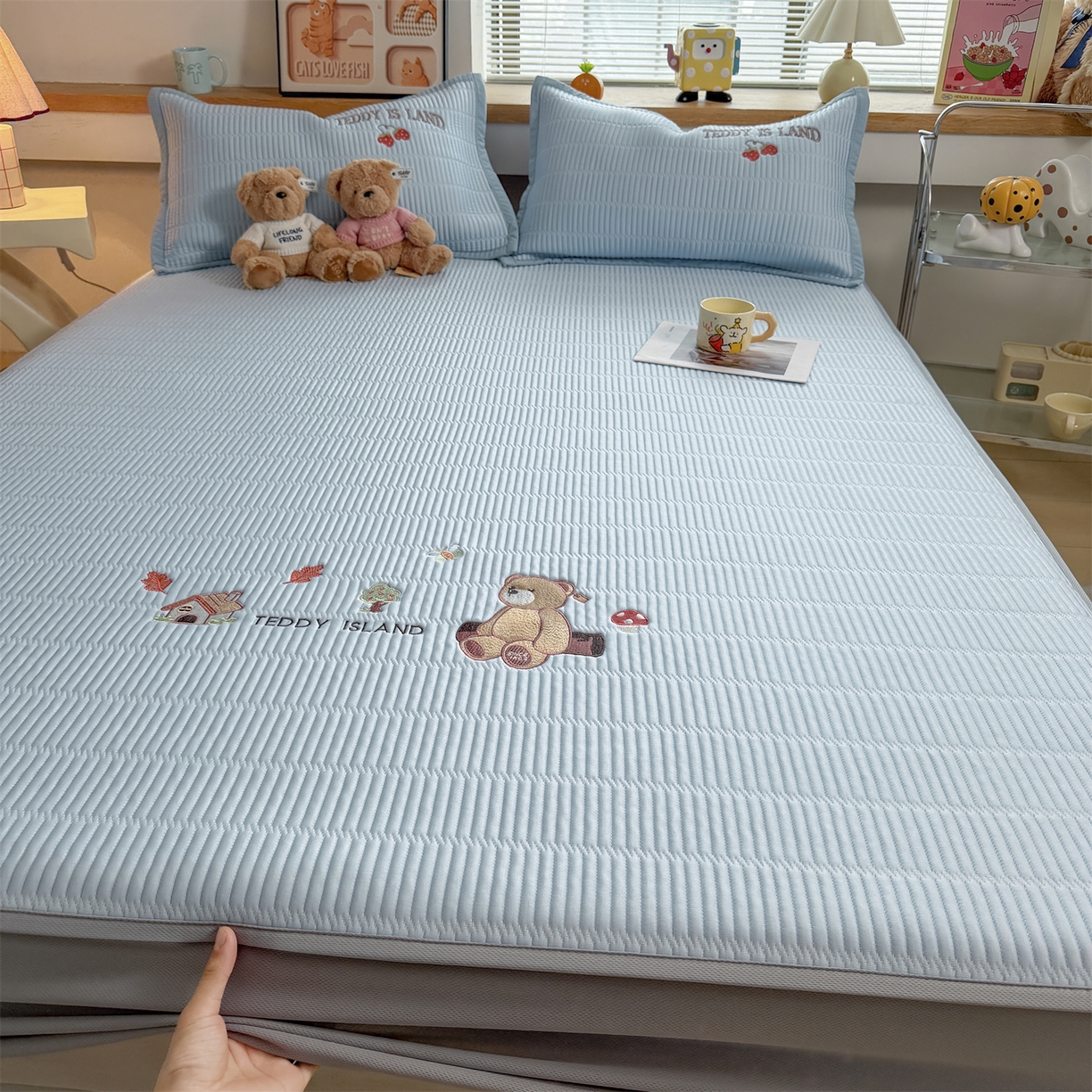 91家纺网 家纺一手货源 找家纺 耐思家纺 2026新款A类高端刺绣pe乙纶冰豆豆席爱兰系列正版授权（提供买家秀）床笠款 蓝屿泰迪-蓝