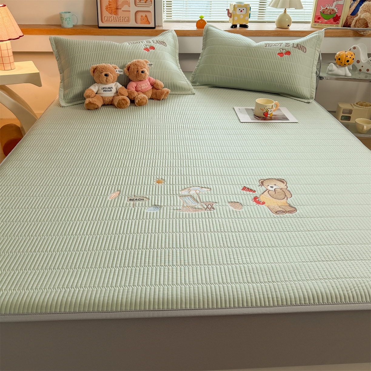 91家纺网 家纺一手货源 找家纺 耐思家纺 2026新款A类高端刺绣pe乙纶冰豆豆席爱兰系列正版授权（提供买家秀）床笠款 青屿熊语-绿