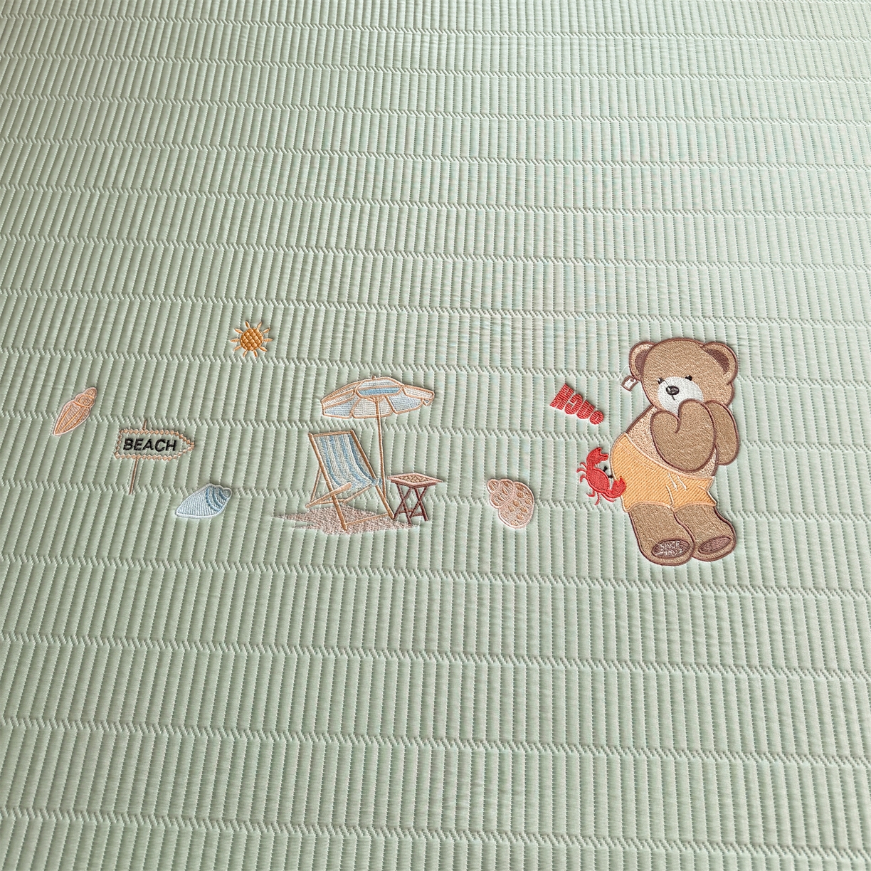 91家纺网 家纺一手货源 找家纺 耐思家纺 2026新款A类高端刺绣pe乙纶冰豆豆席爱兰系列正版授权（提供买家秀）床笠款 青屿熊语-绿