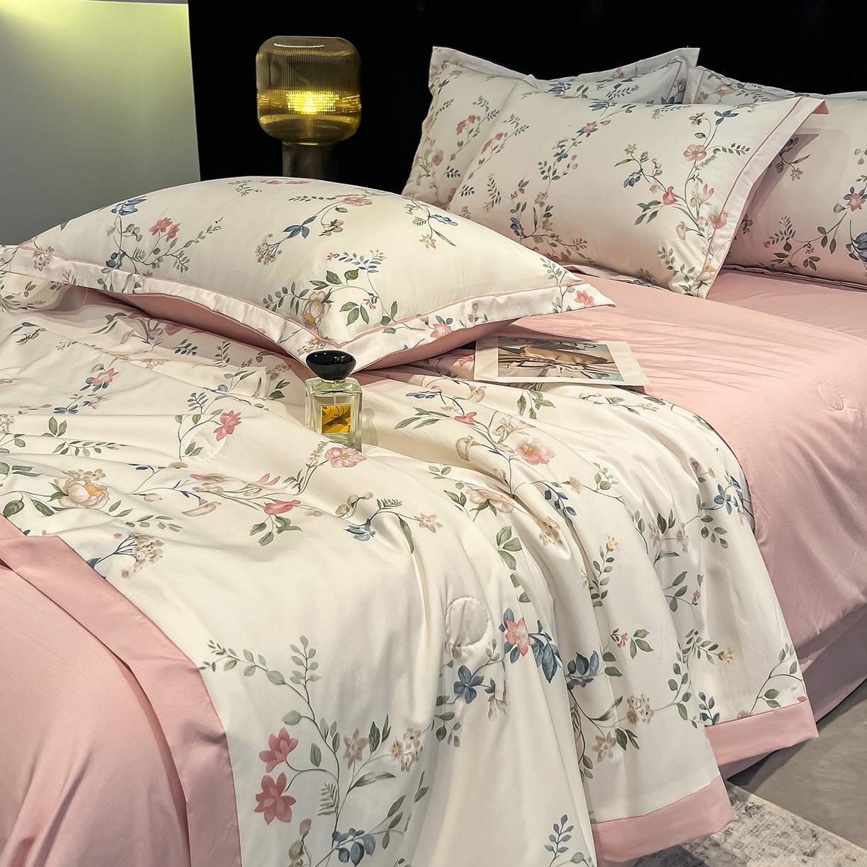 91家纺网 家纺一手货源 找家纺 金梦拉家纺 2026新款凉感天丝竹节纱大宽边一字绣夏被空调被夏凉被四件套 青瑶粉