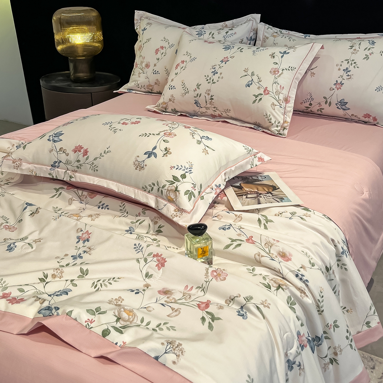 91家纺网 家纺一手货源 找家纺 金梦拉家纺 2026新款凉感天丝竹节纱大宽边一字绣夏被空调被夏凉被四件套 青瑶粉