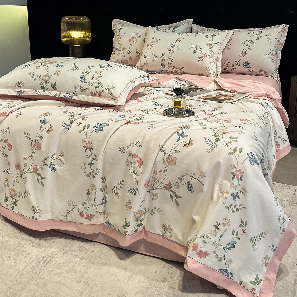 91家纺网 家纺一手货源 找家纺 金梦拉家纺 2026新款凉感天丝竹节纱大宽边一字绣夏被空调被夏凉被四件套 青瑶粉