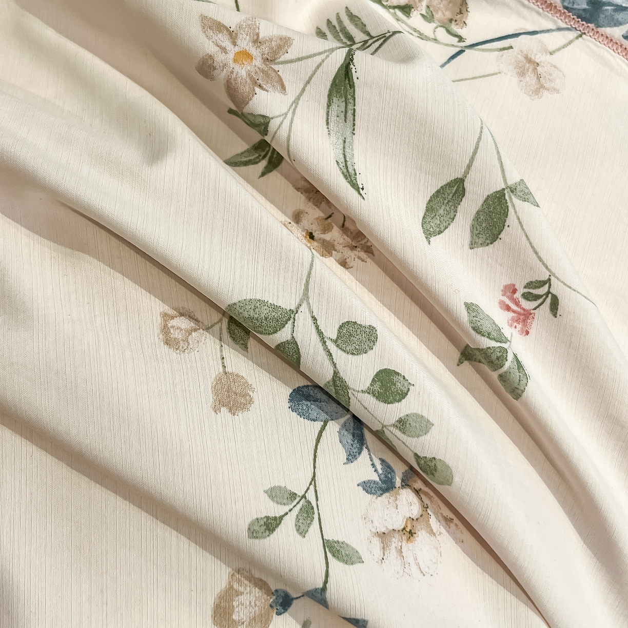 91家纺网 家纺一手货源 找家纺 金梦拉家纺 2026新款凉感天丝竹节纱大宽边一字绣夏被空调被夏凉被四件套 青瑶粉