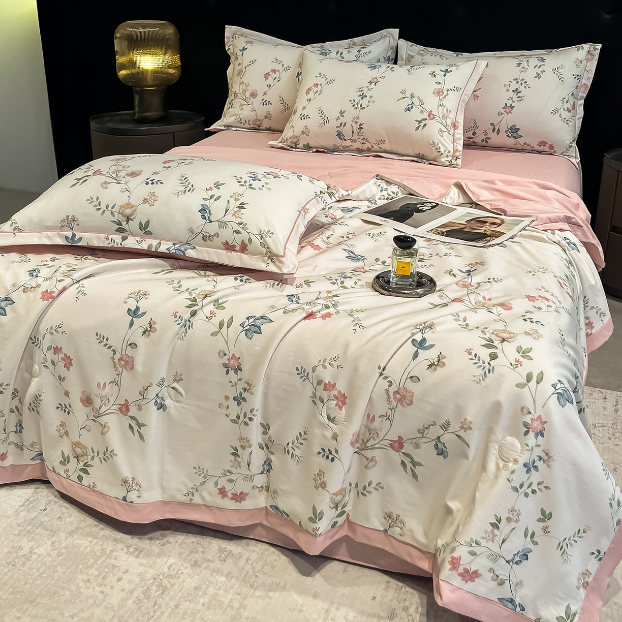 91家纺网 家纺一手货源 找家纺 金梦拉家纺 2026新款凉感天丝竹节纱大宽边一字绣夏被空调被夏凉被四件套 青瑶粉