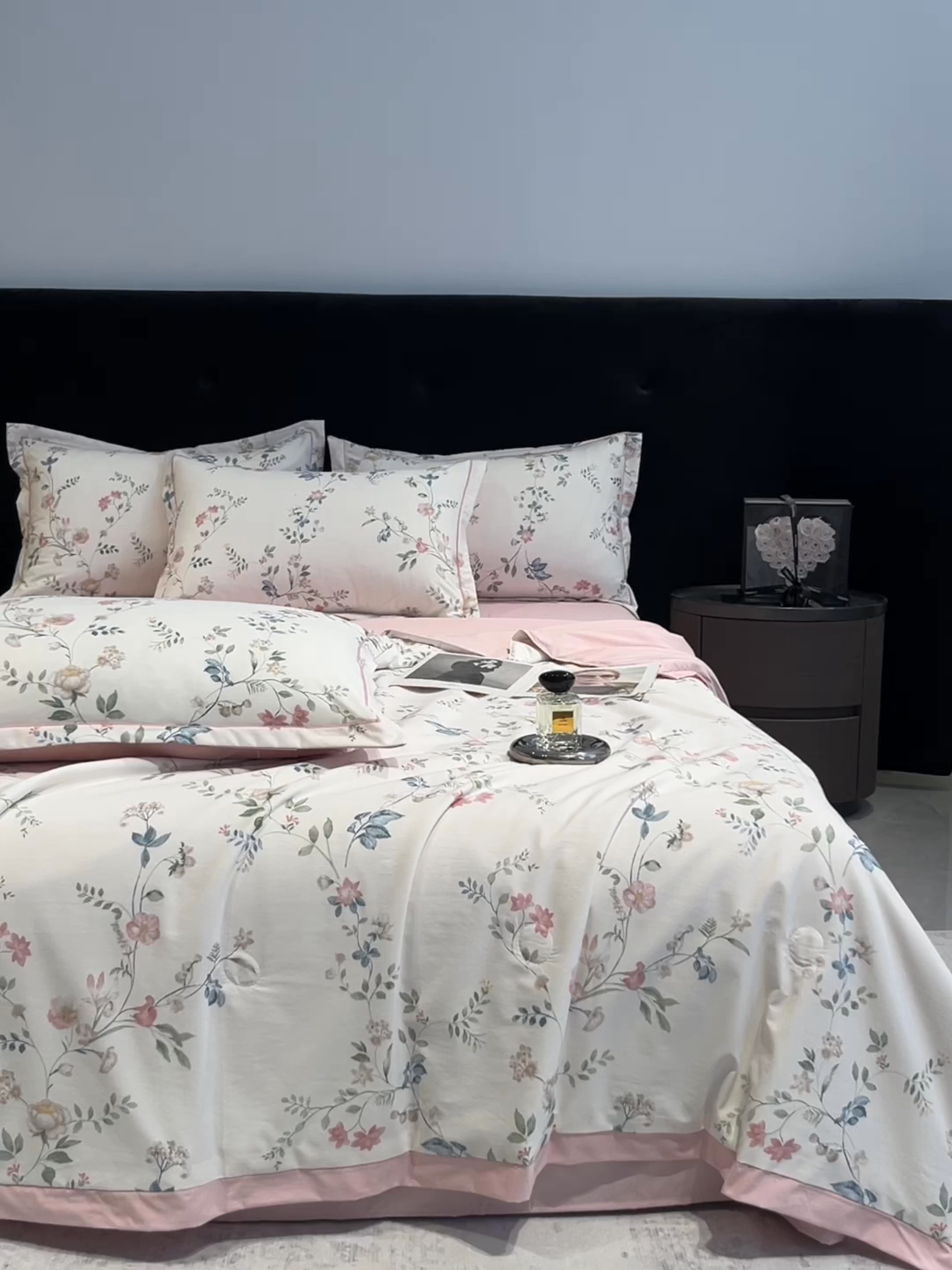 91家纺网 家纺一手货源 找家纺 金梦拉家纺 2026新款凉感天丝竹节纱大宽边一字绣夏被空调被夏凉被四件套 青瑶粉