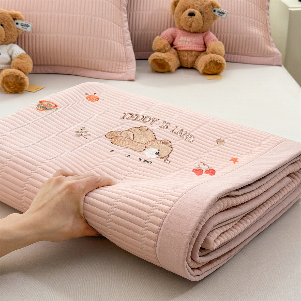 91家纺网 家纺一手货源 找家纺 耐思家纺 2026新款A类高端刺绣pe乙纶冰豆豆席爱兰系列正版授权（提供买家秀）床席款 粉莓熊眠-粉