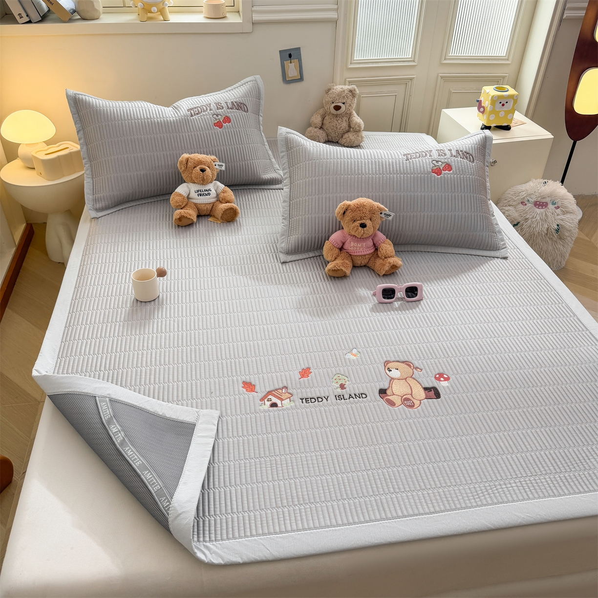 91家纺网 家纺一手货源 找家纺 耐思家纺 2026新款A类高端刺绣pe乙纶冰豆豆席爱兰系列正版授权（提供买家秀）床席款 蓝屿泰迪-灰