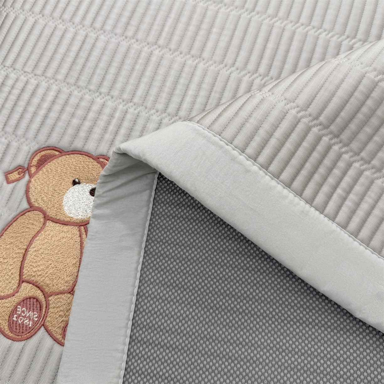 91家纺网 家纺一手货源 找家纺 （总）耐思家纺 2026新款A类高端刺绣pe乙纶冰豆豆席爱兰系列正版授权（提供买家秀）床席款