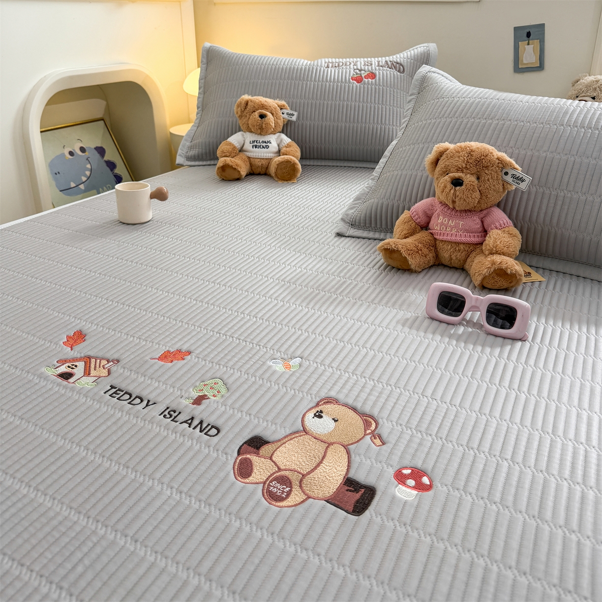 91家纺网 家纺一手货源 找家纺 耐思家纺 2026新款A类高端刺绣pe乙纶冰豆豆席爱兰系列正版授权（提供买家秀）床席款 蓝屿泰迪-灰